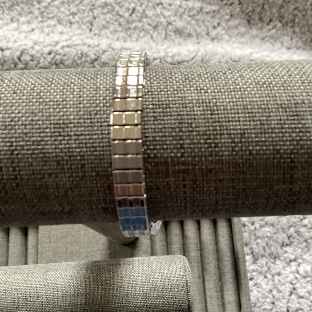 Elegant Silver and Black Women's Watch - Picture 5 of 6